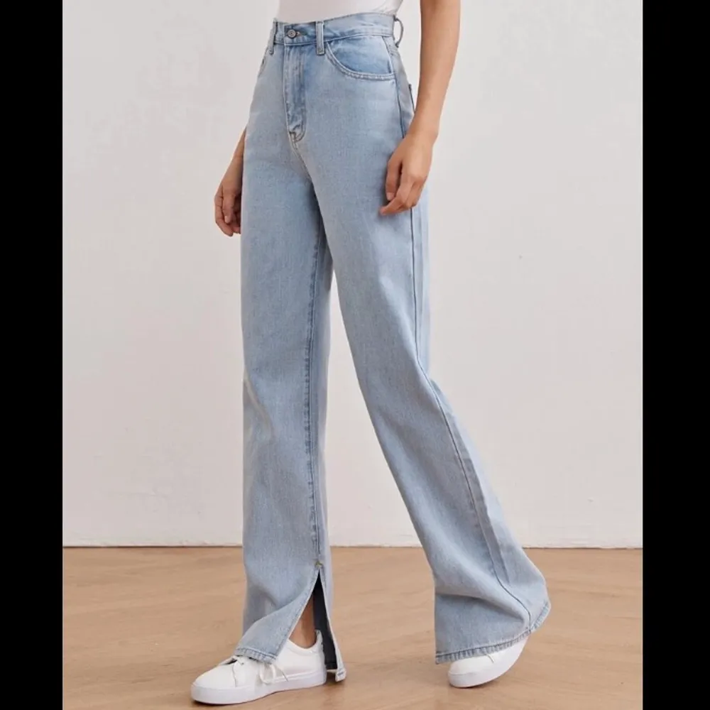 Säljer dessa helt nya jeans som tyvärr är för stora för mig! Brukar ha 38/40 i jeans utan stretch men dessa satt som en 42a skulle jag säga! . Jeans & Byxor.