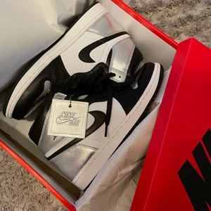 Air Jordan 1 High - Hej! Säljer mina Air Jordans High som endast är använda en gång! Skorna är i storlek 40,5 men passar allt från 39,5-40,5 då de kan vara lite små i storleken. Skriv till mig för fler bilder eller för att buda 🥰