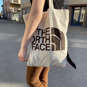 Tygkasse  - Jättesnygg tygkasse jag målat själv! Perfekt till sommaren💕 om flera är intresserade blir det budgivning i kommentarerna 