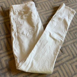 Jeans - Vita jeans i storlek 158 från HM. Knappt använda då jag snabbt växte ur det. Är skinny fit. 