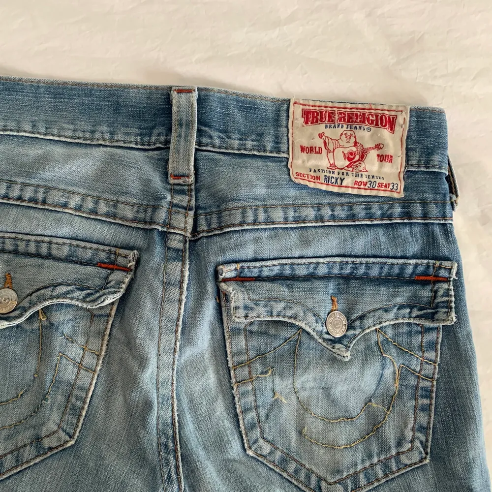Snyggaste lågmidjade jeansen från True Religion. Sömmarna har gått upp lite på bakfickorna (bild tre). Om flera är intresserade så buda i kommentarerna💕 , buda med minst 10 kronors höjning! Högsta bud: 395 (andra bud gäller inte). Jeans & Byxor.