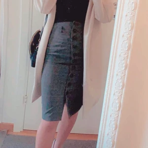 Kjol med knappar hela vägen 32/36 - Jätte fin kjol köptes i usa för ett pa år sedan , använd dock som ny 