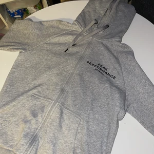 Peak kofta  - Peak kofta använd få gånger den är som ny, ena snöret längst ned är lite böjt där av priset, köptes för 1200kr storlek S säljes för 500kr passar även M/L  priset kan sänkas vid snabb affär 