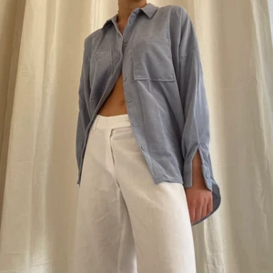 Skjorta - Säljer denna skjorta i ett tunt manchestertyg💕 superfint skick!