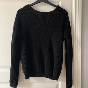 Stickad - Svart stickad tröja med urringning i ryggen från nakd. I bra skick och normal i storleken