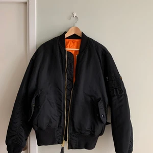 Aplha bomberjacka reversible  - Nästintill helt oanvänd Alpha bomberjacka strl M, går att ha svart eller orange!! 