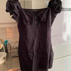 Klänning, SHEIN - aldrig använd, tyvärr för liten. Strl. S. Katt finns i hemmet. Köparen står för frakt 