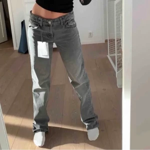 Zara grå jeans - De slutsålda lowaisted jeansen från Zara i storlek 42 helt oanvända med prislapp kvar!💕 köp direkt för 600kr eller buda från 200kr 🌟 köpare står för frakt! HÖGSTA BUD: 425!!