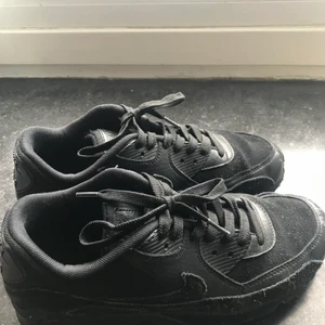 SVARTA NIKE AIR MAX 90 - Säljer ett par skor. TVÄRSNYGGA SVARTA NIKE AIR MAX 90!🖤🖤i strl 40,5. Köparen står för frakten! 