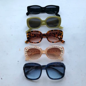 Solglasögon  - Solglasögon, skriv till mig för fler bilder. 50kr/st. De svarta är rätt repiga så de säljer jag för 20 spänn❤️ (de överstrukna på bild 2 är sålda)