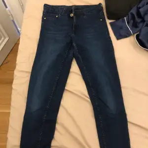 Super fina blåa jeans i ett bra skick. Säljer pga för små. Köparen står för frakt, annars så kan vi mötas upp i centrala Stockholm. Tar emot swich. 