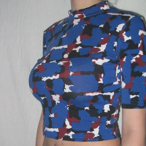 T-shirt topp - En mycket snygg topp som passar st xs/s. Använd ett fåtal gånger och är i bra skick! Köparen står själv för frakten!🌹 /Alva 