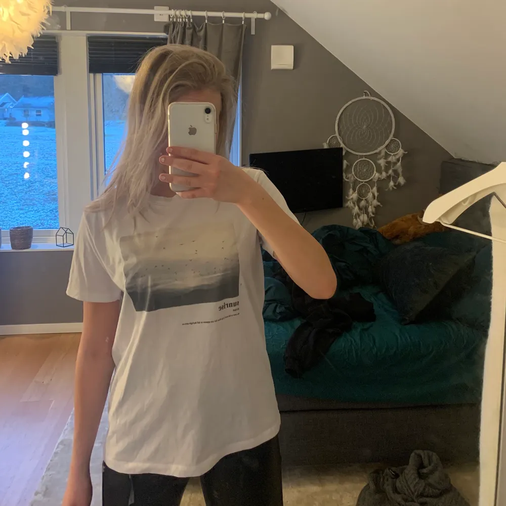 En oversized t-shirt med fint tryck. Den är lite oversized så den är jättesnygg att ha över byxor/jeans. Använd fåtal gånger💙. T-shirts.