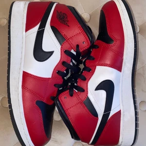 Jordans 1 Mid Chicago Black Toe  - SÅLD