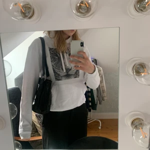 The Cool Elephant Hoodie - Jätte fin hoodie från The cool elephant. Hittar ingen storlek, men passar mig som brukar ha S/M. Liten fläck på armen som knappt syns. Väldigt bra skick.  Nypris 599 kr, men säljer för 150 kr💕💕