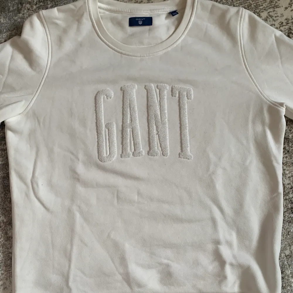 Vit tröja från Gant i gott skick!❤️❤️ Storlek S. Nypris ca 1000 kr men säljer för 150 kr. Köparen står för frakten. . Tröjor & Koftor.
