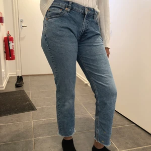 Jeans med broderier  - Ett par tåliga jeans jag själv har broderat på. Planeter och stjärnor på benen och 1312 på bakfickan. Säljer för att jag växte ur dem