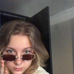 Solglasögon  - Trendiga solglasögon jag köpte här på Plick i superfint skick! Skickar dem med ett fodral som kom med.