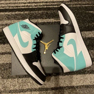 Jordan 1 mids ( Tropical twist ) - Helt nya!  Skor skick: 10/10  Låda skick: 10/10  Storlek: 46  Pris: 1900kr