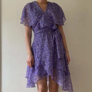 Klänning  - Superfin sommarklänning från BikBok. Använd Max två gånger. Den är omlott och knyts i midjan.