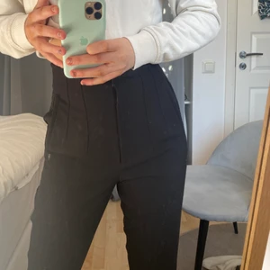 Kostymbyxor - Jättefina kostymbyxor från Zara men säljer pga att dem är lite korta på mig (173cm)✨Passar även S