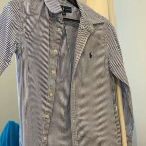Ralph lauren skjorta  - Blå/vit skjorta. Väldigt fin och skön. Passar 12/13 ja åring 