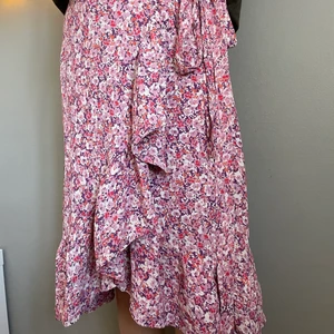 Super vacker kjol från DAY, Birger et Mikkelsen  - Säljer en super vacker kjol med blommor på!❤️❤️Buda privat!☺️💜🙏🏼🌸🤩❤️Använd endast en gång!❤️