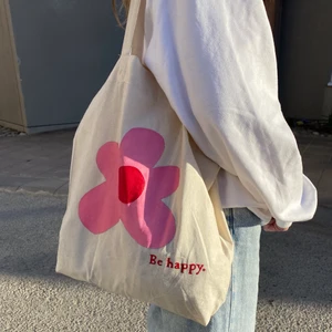 Tygkasse - ❗️Säg till om ni vill beställa en likadan som på bilden❗️Fin tygkasse jag målat på själv! Perfekt till sommaren💕 Den är 40x40 plus har en innerficka som är perfekt att ha tex mobil elr nycklar i!💕 Kolla gärna in min profil för andra påsar och kläder jag säljer :) Budgivning om flera är intresserade (buda minst 10kr mer)