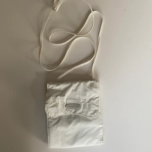 Liten väska - En skitfin liten väska som jag tror jag har köpt på Humana nån gång. formad lite som en plånbok fast en aning större och med ett axelband.