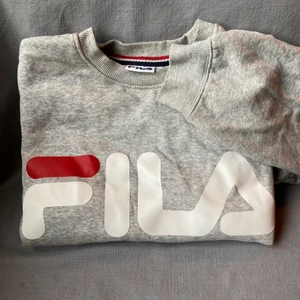 Collegetröja FILA - Säljer nu min collegetröja från FILA! Knappt använd, bra skick! Storlek large på herr. Köparen står för frakten ✨