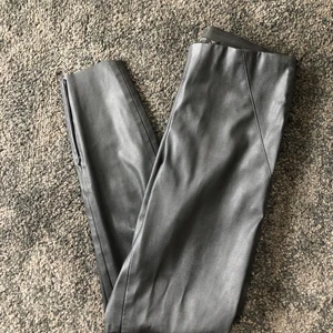 Zara Basic skinnbyxor strl M - ett par svarta skinnbyxor från Zara Basic i strl M. Är i fint skick och köpta för 400 kr, dock säljer jag för 200 kr. Köpare står för frakten!💓