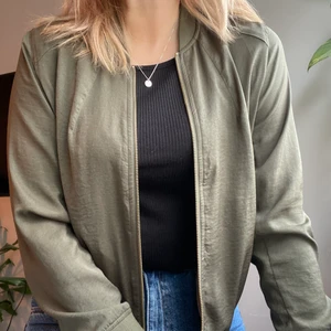 Grön sidenjacka - Grön sidenjacka med gulddetaljer och snöre i midjan. Har ett litet hål på ena axeln men i övrigt gott skick! Köparen står för frakten ✨