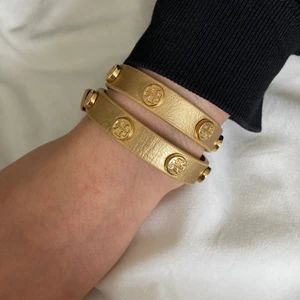Armband Tory Burch - Guldigt armband från Tory Burch. Knappt använd, köpt på Jackie för några år sedan. Säljs för högsta bud + frakt 