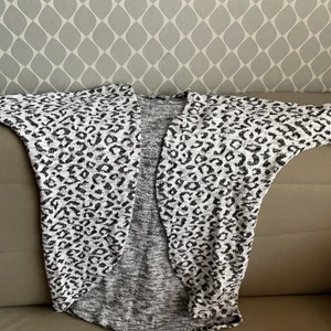 5plagg  - Helt o använda det mesta rosa koftan kostar 30 den endera vita och svarta koftan kostar 30 och t-shirt kostar 20kr st 