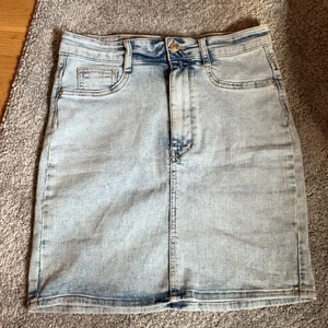 Kjol - Säljer denna kjol ifrån Gina Tricot som är använd fåtal gånger. Storleken är M och nypriset var 349kr mitt pris 180kr. Köparen står för frakten.🤍