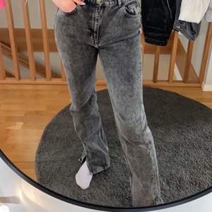 Raka svart/gråa jeans men slits från Pull&Bear💗 nyskick knappt använda.