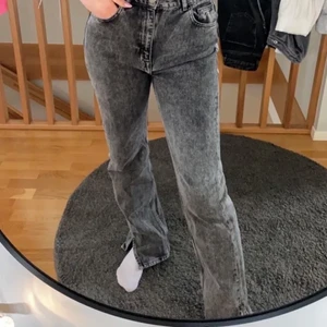 Grå/svarta Jeans  - Raka svart/gråa jeans men slits från Pull&Bear💗 nyskick knappt använda.