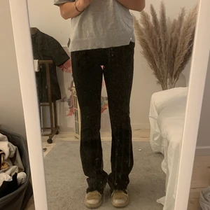 Kostymbyxor - Ett par helt vanliga svarta kostymbyxor från mango
