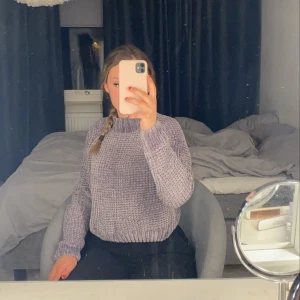 Stickad tröja  - En stickad tröja från h&m i sammet. Jättefin och bra kvalitet men har inte använt den. Storlek M