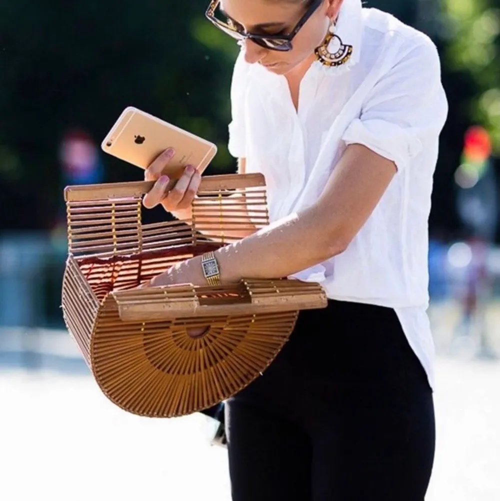 Väska från Cult Gaia, Ark Bamboo Clutch. Säljer då den ej kommit till användning och väskgarderoben vuxit ur proportion... Använd 2 gånger så mycket gott/nyskick.  Köpt på Netaporter, kvitto finns. Säljs just just nu på Vestiaire för 1800 kr. . Väskor.