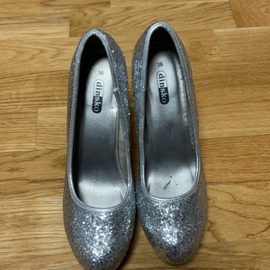 Silvriga klackskor  - Säljer mina silvriga klackskor som är köpta ifrån dinsko, använda en kväll och kommer i bra skick. Pris kan diskuteras samt bilder kan skickas på förfrågan. Köpta för 399 och därför säljs som billigt. Finns ej i butik mera. 