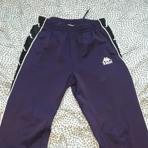  lila kappa byxor - Ett par lila kappa byxor, köpta på depop för länge sen. Inte kommit till användning alls nästan. Storlek small. Unisex. Köpare står för frakt