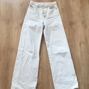 Vida högmidjade jeans - Säljer dessa superfina beiga jeans pga de är för långa för mig (är 164cm). Endast använda en gång och i jättebra skick. Kom privat för fler bilder☺️ ny pris 499kr