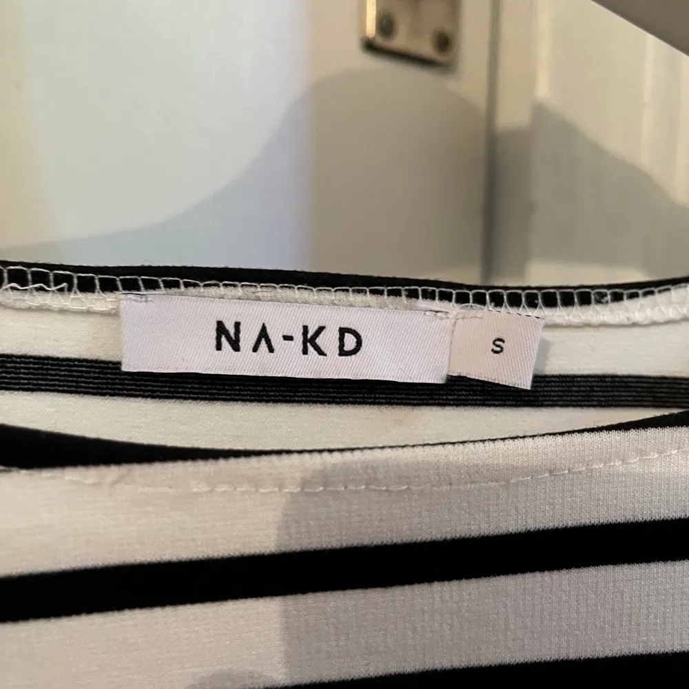 En randig långärmad tröja från NAKD där ärmarna är vida. Använd vid 3 tillfällen. storlek s. Pris 150kr och köpare står för frakt 💕. Tröjor & Koftor.