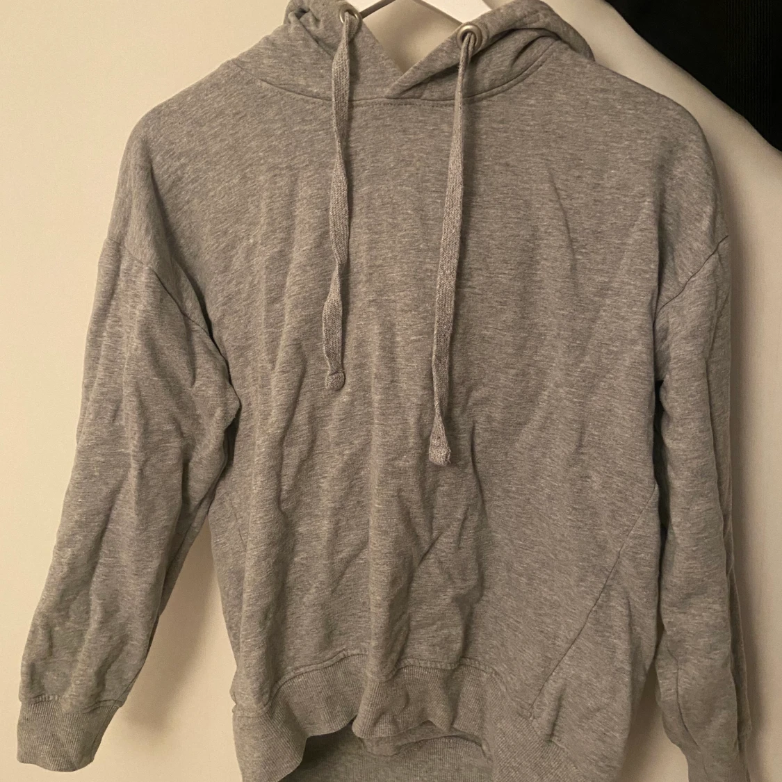 Grå hoodie