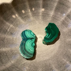 malakit slabs - säljer dessa 2x malakit slabs 🤍 100% äkta och ethically sourced ! 0x i lager, 65kr st 💌 köparen står för frakten ☺️ Varje köpare får en gratis skopa med kristall konfetti, ett klister märke och ett tack kort :) 