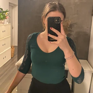 Grön topp  - Finaste festliga topp i en mörk grön färg! Storlek Xs men passar för S också!