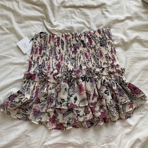 Zara kjol - (Första 2 bilderna är inte mina bilder!!) Säljer min snygga zara kjol funkar bra som både kjol och topp, endast använd 1 gång så kjolen är  i nyskick, storlek M men stretchig och passar mig som vanligtvis har S, skriv om ni vill ha fler bilder, osäker om jag vill sälja så säljer ändats vid bra bud!!