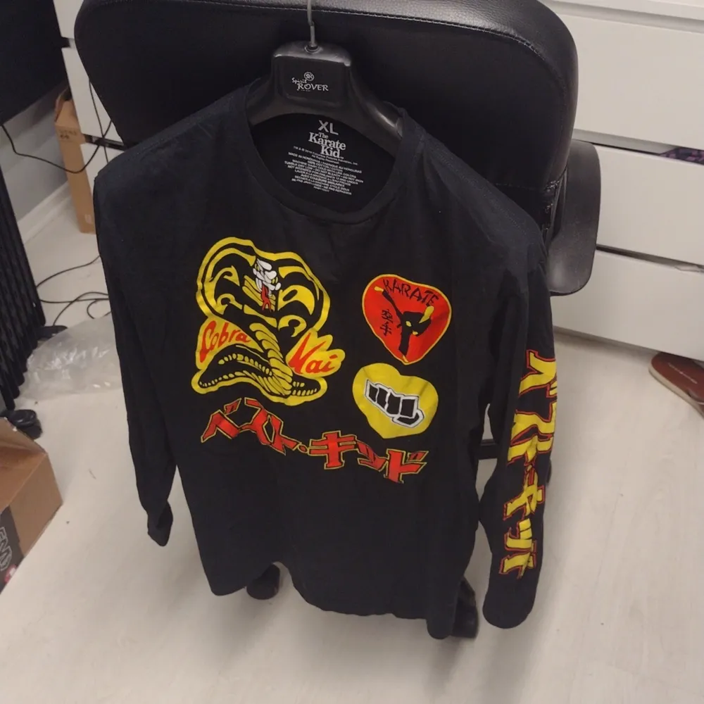 Cobra kai longsleeve Size: XL. Never used! Soft stretchy fabric cool print good for a nostalgia trip or just casual wear. . Toppar.