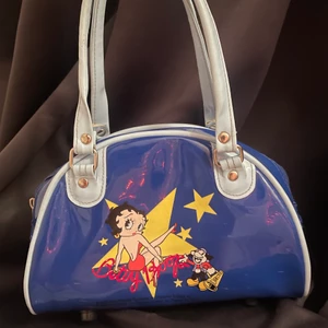 Betty Boop Väska - Fin blå Betty Boop väska jαg köpt second hand men som tyvärr inte kommer till användning. Hör av er om ni är intresserade. Köparen står för frakt 🪐